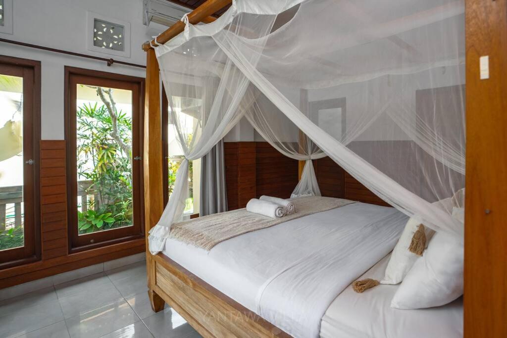 Beautiful 3 Bedroom Jungle View * Ubud (Bali)